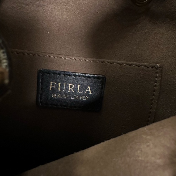Furla pebbled leather,EUC drawstring closure,gold hardware,strap&dustbag Inc - Picture 6 of 9